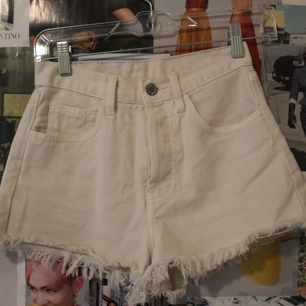 BRANDY MELVILLE WHITE SHORTS